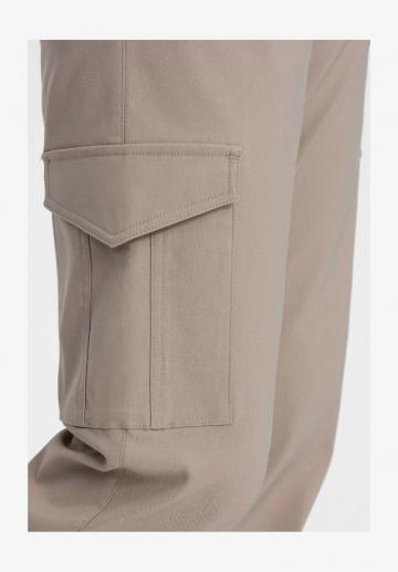 Брюки с накладными карманами