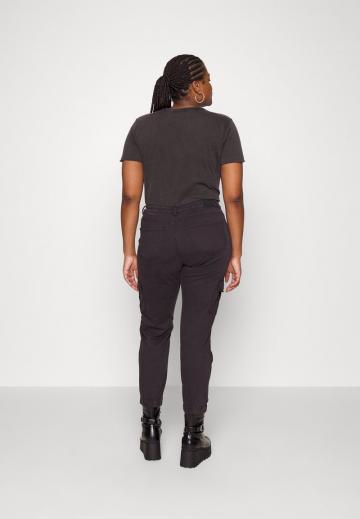 Брюки с накладными карманами