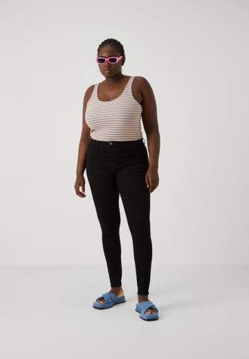 Узкие джинсы