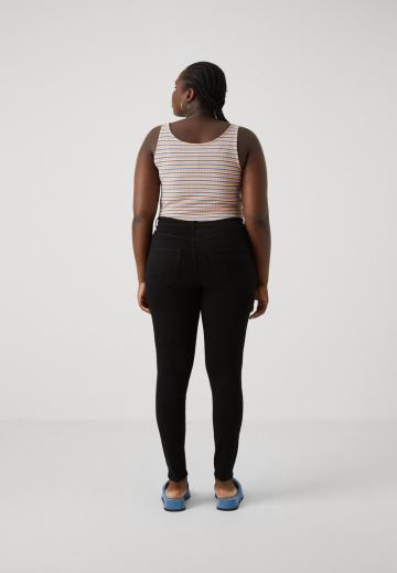 Узкие джинсы