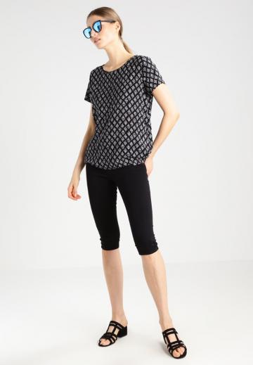 Короткие джинсы