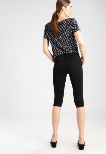 Короткие джинсы