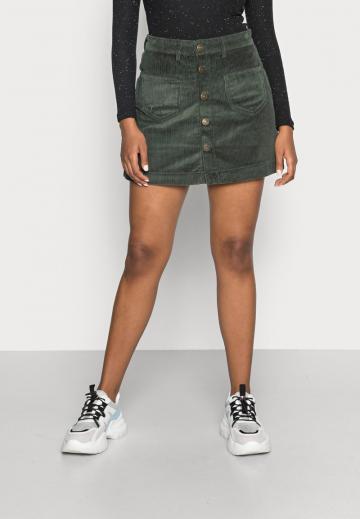 Юбка с накладными карманами