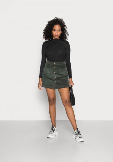 Юбка с накладными карманами