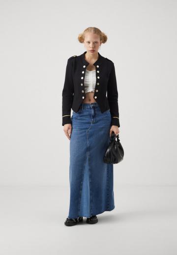 Блейзер с накладными карманами