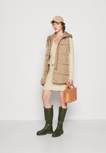 Длинный жилет