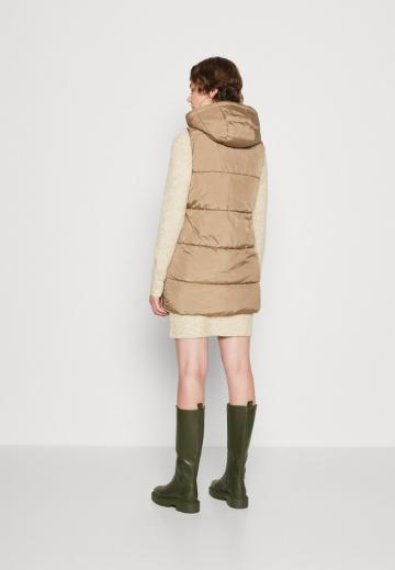 Длинный жилет