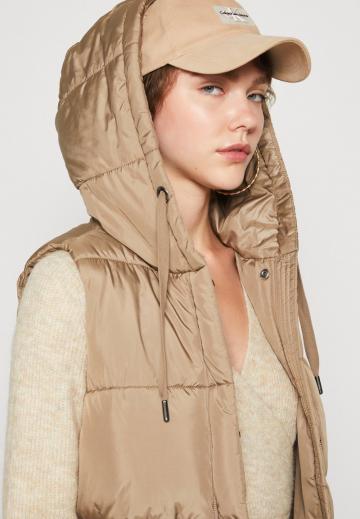 Длинный жилет