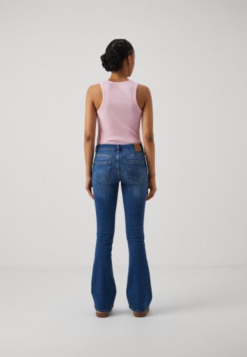 Клешеные джинсы