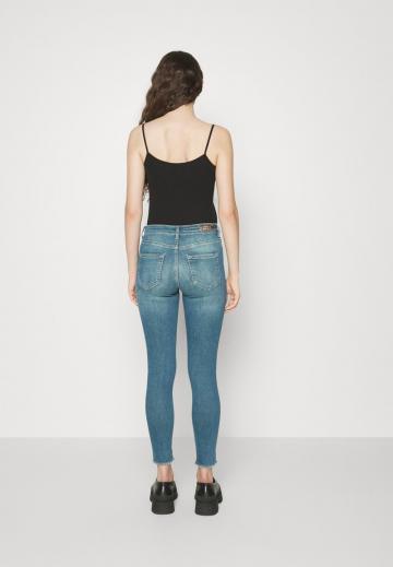 Узкие джинсы