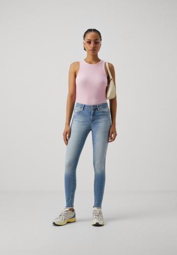 Узкие джинсы