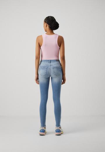 Узкие джинсы