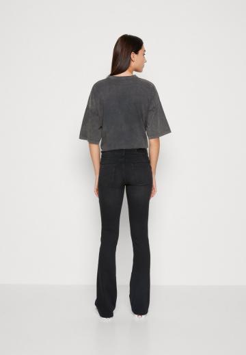 Клешеные джинсы