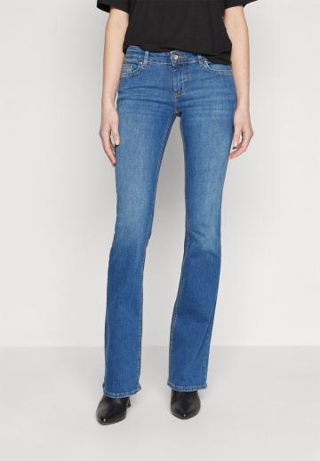 Клешеные джинсы