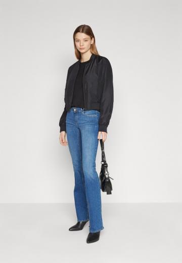 Клешеные джинсы