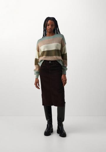 Пуловер в полоску