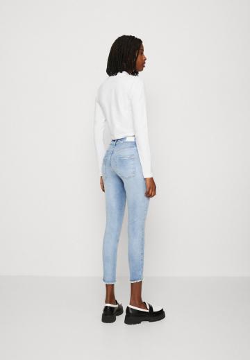 Узкие джинсы