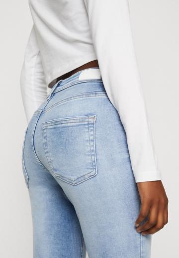 Узкие джинсы