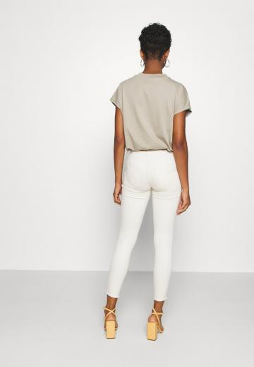 Короткие джинсы