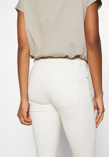 Короткие джинсы