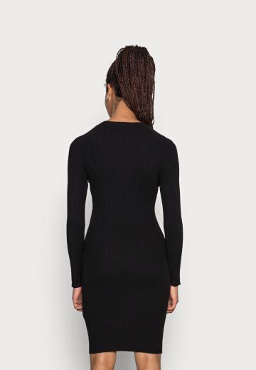 Вязаное платье
