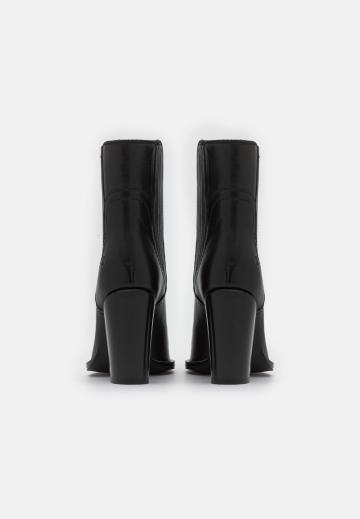 Полусапожки на высоком каблуке