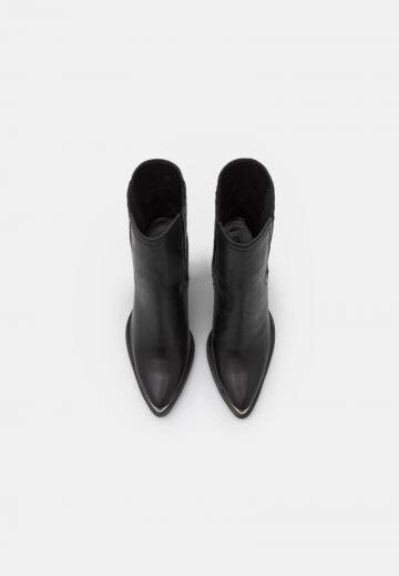 Полусапожки на высоком каблуке