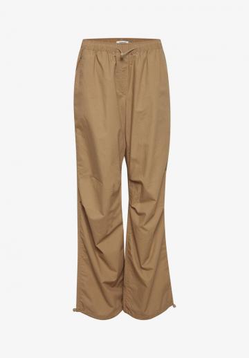 Брюки с накладными карманами