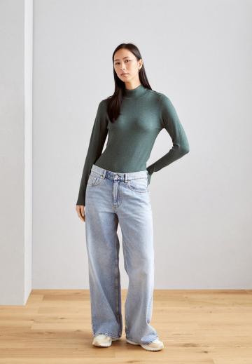 Пуловер в полоску