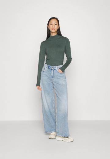 Пуловер в полоску