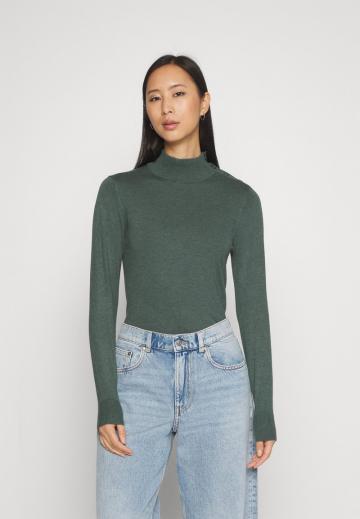 Пуловер в полоску