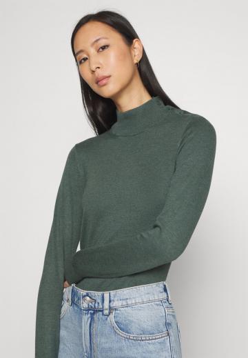 Пуловер в полоску