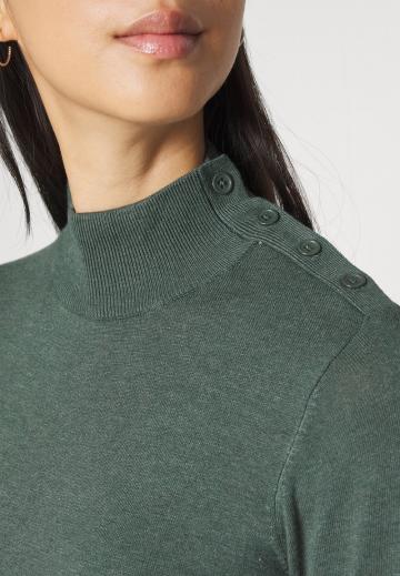 Пуловер в полоску