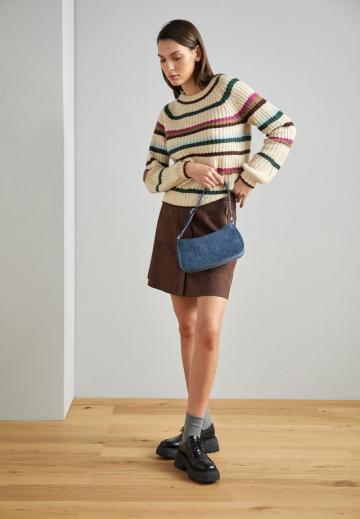 Пуловер в полоску