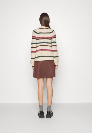 Пуловер в полоску