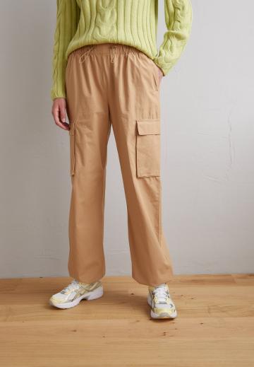 Брюки с накладными карманами