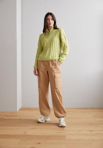 Брюки с накладными карманами