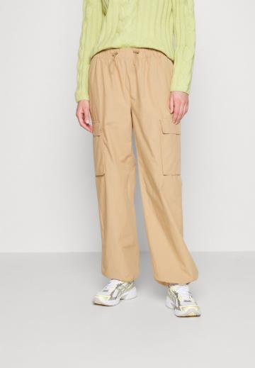 Брюки с накладными карманами