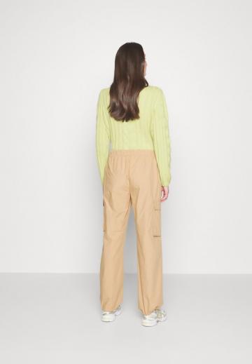 Брюки с накладными карманами