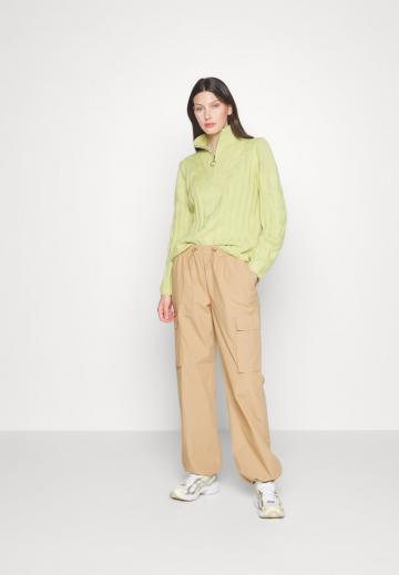 Брюки с накладными карманами