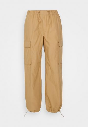 Брюки с накладными карманами