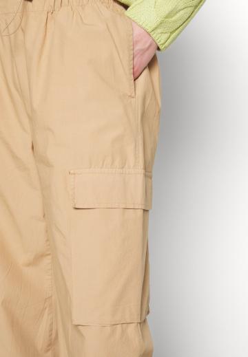 Брюки с накладными карманами