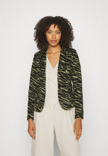 Блейзер с накладными карманами