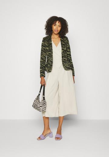 Блейзер с накладными карманами