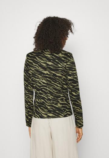 Блейзер с накладными карманами