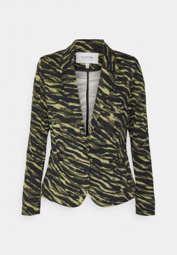 Блейзер с накладными карманами