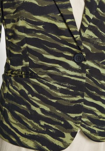 Блейзер с накладными карманами