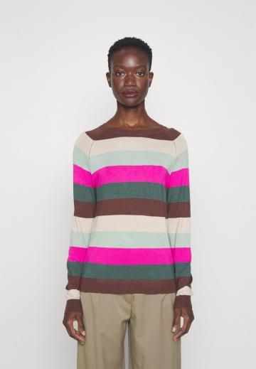 Пуловер в полоску
