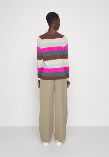 Пуловер в полоску