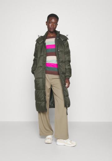 Пуловер в полоску